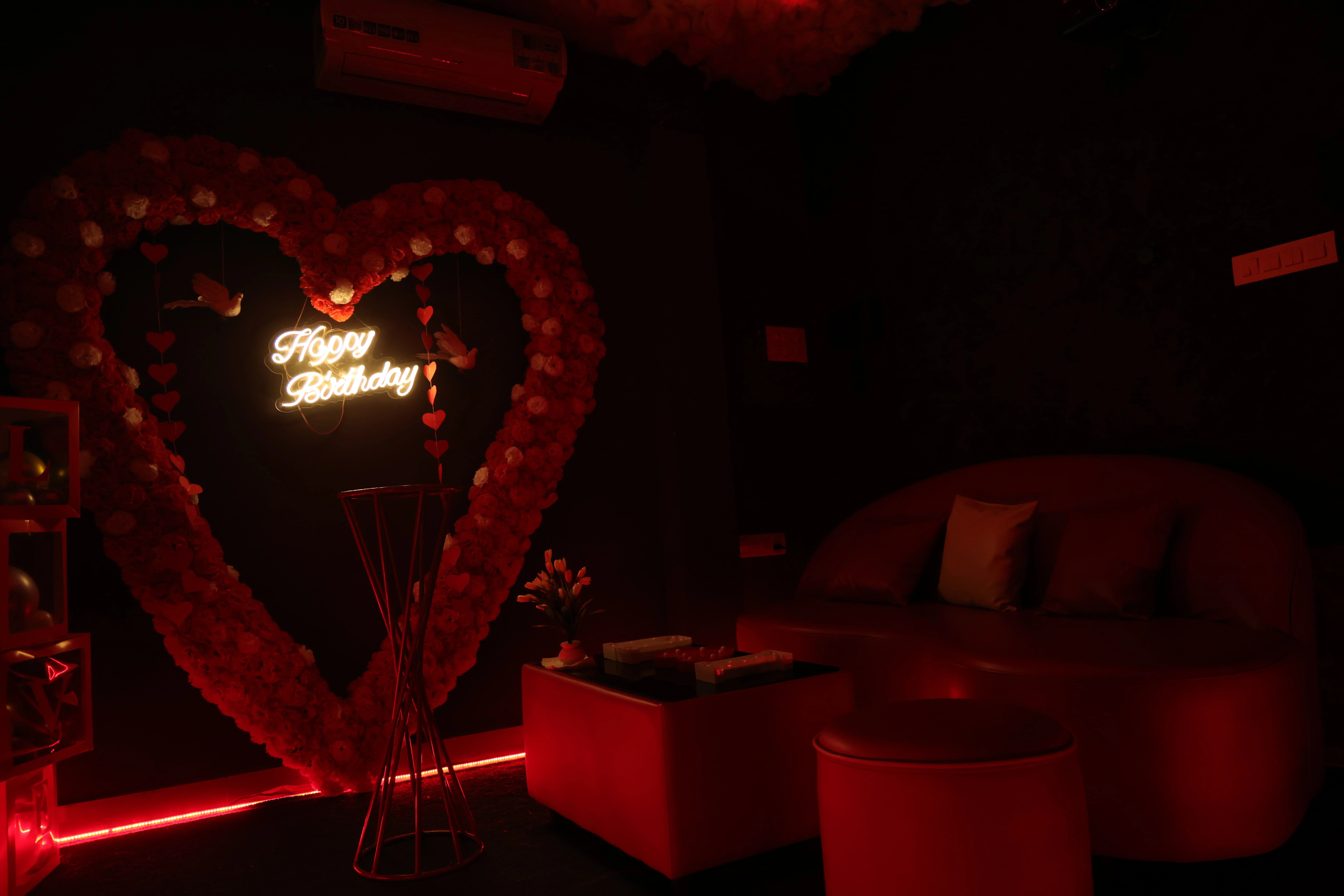 Golden Cage luxury couple seating decoration